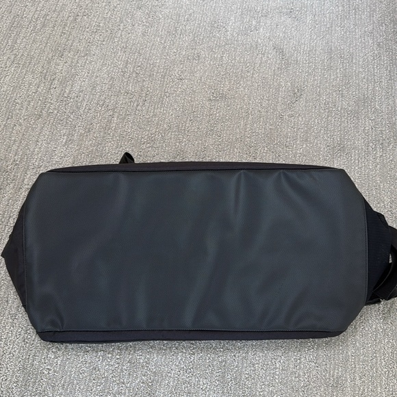 Travis Mathew MUFFLE 2.0 DUFFLE BAG - Picture 4 of 4